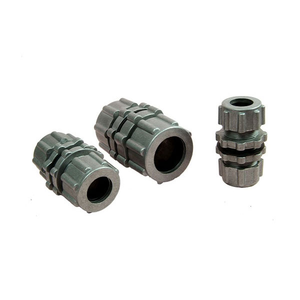 A través del conector de mamparo de la pared